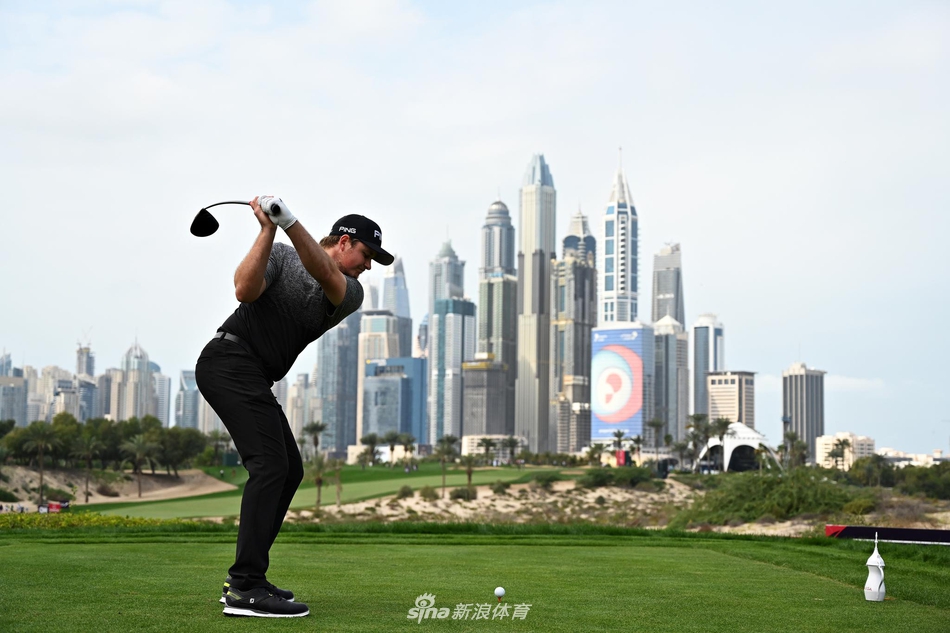 加西亚在球道上全力挥杆，身体扭转充满力量感，广阔的沙漠与蓝天构成一幅壮美的运动画卷