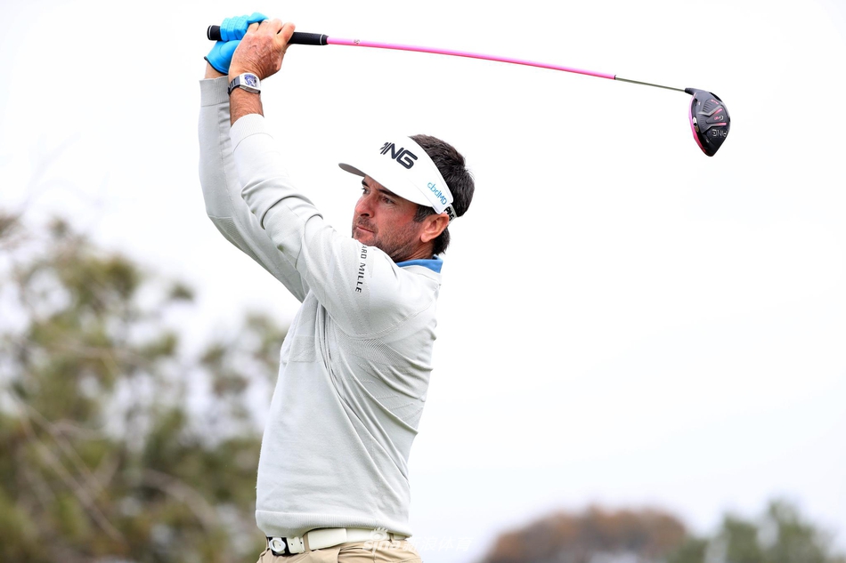 多利松球场标志性悬崖海景洞,球员在蔚蓝太平洋背景下击球