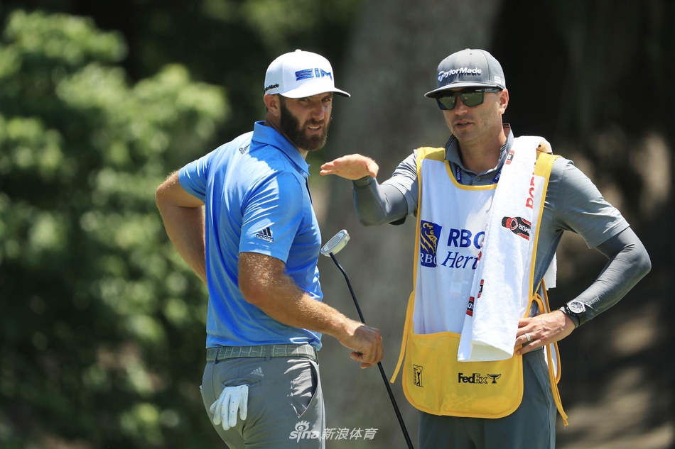 里奇·福勒在果岭边仔细查看推杆线路，他标志性的橙色装扮在绿茵场上格外醒目