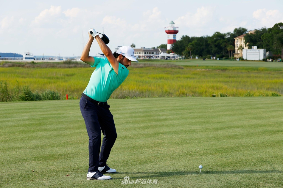 泰瑞尔·哈顿在全神贯注地推杆，果岭纹路清晰，他的眼神中充满了对胜利的渴望