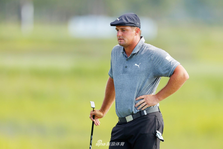 泰瑞尔·哈顿漫步在古老的橡树间，阳光透过树叶洒下斑驳光影，他正走向下一个发球台