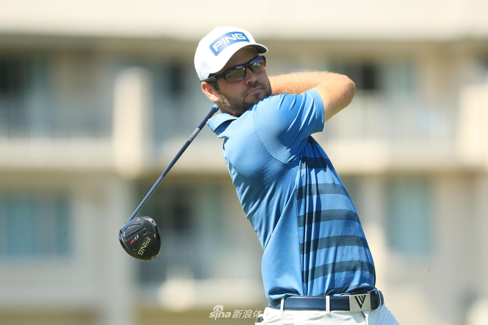 罗里·麦克罗伊完成一轮比赛后，在计分处认真核对成绩卡，他的侧脸在帽檐下显得坚毅而沉稳