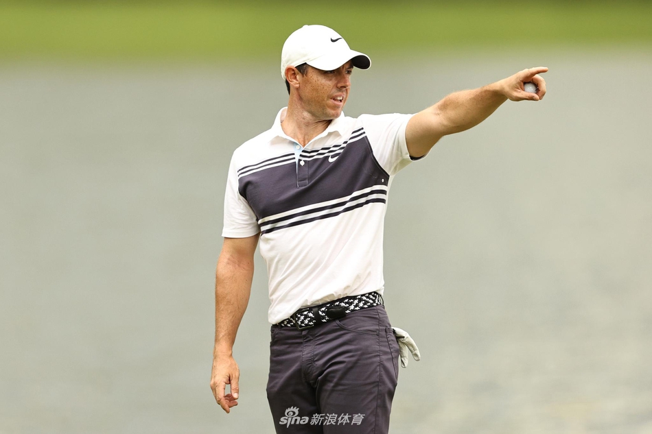 贾斯汀-托马斯在沙坑中救球，沙砾飞扬间展现顶尖球员的细腻手感