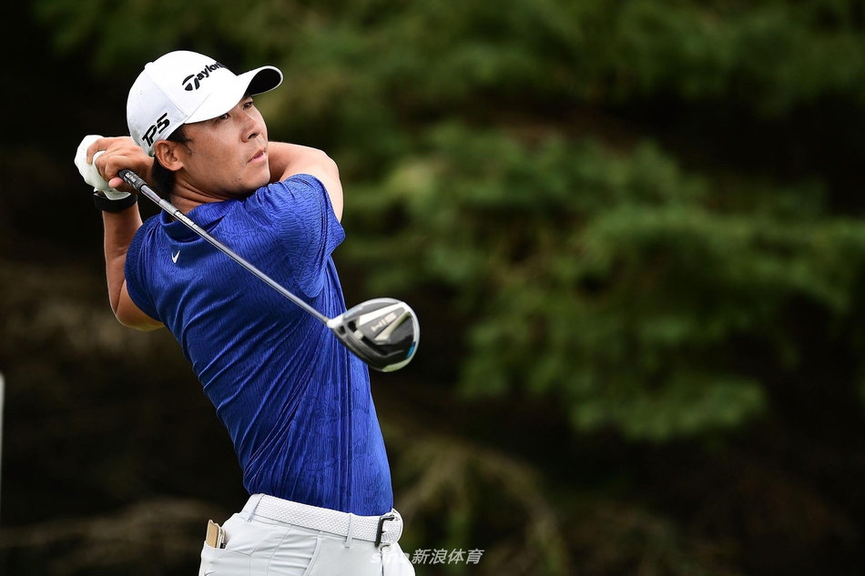 瑞奇·威尔斯基在第十八洞果岭凝神审视推杆线路，他刚在此洞抓下关键小鸟，以一记完美的推杆将比赛悬念留至最后