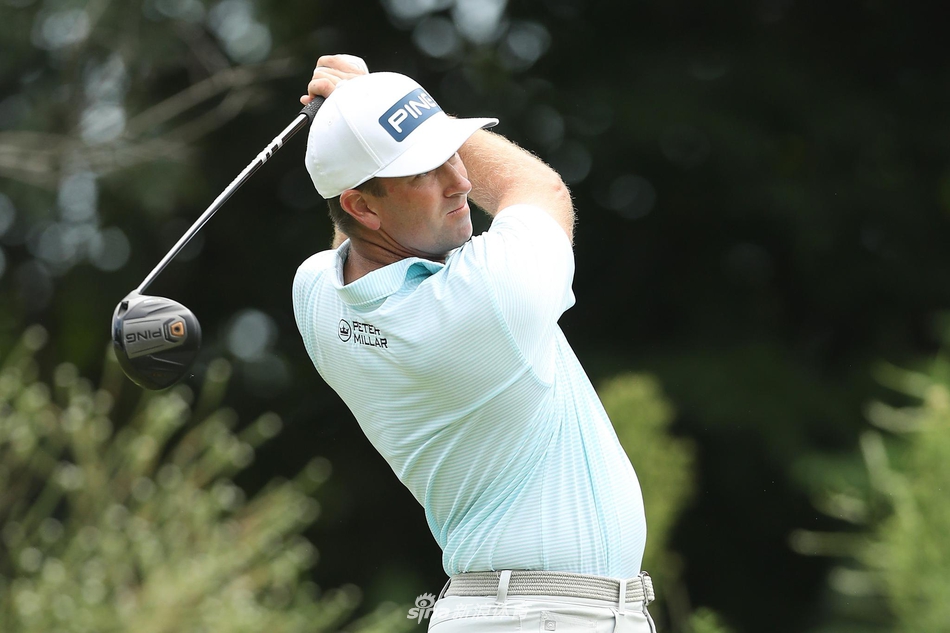 张新军弯腰在果岭边仔细阅读推杆线路，每一杆的深思熟虑都关乎着最终的名次归属