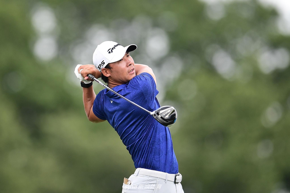 张新军在开球台上完成一次有力的一号木挥杆，球杆与身体在阳光下划出充满力量的弧线