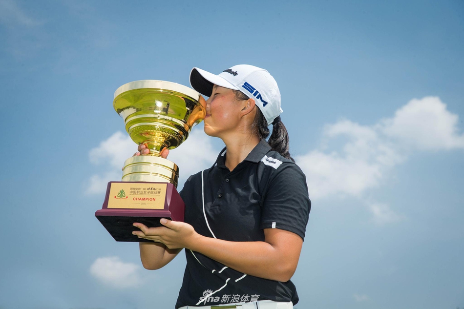 殷若宁与本次比赛的最佳业余球员陈丝妍并肩而立，共同展示奖杯，象征着传承与希望。