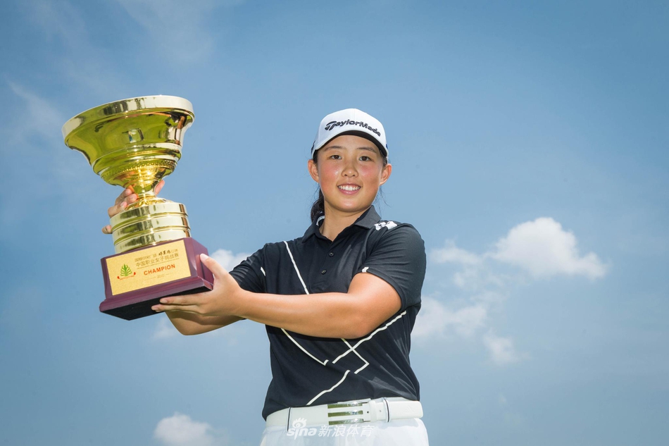 殷若宁与赛事工作人员及球童们一起合影，共同庆祝这来之不易的胜利时刻。