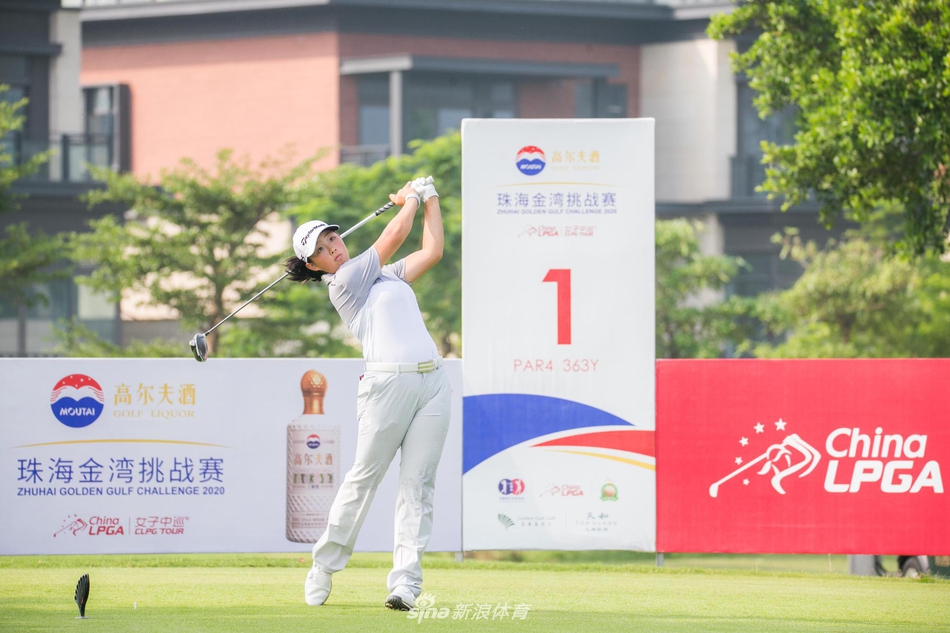 殷若宁优雅挥杆，白色小球在蓝天碧水间划出完美弧线