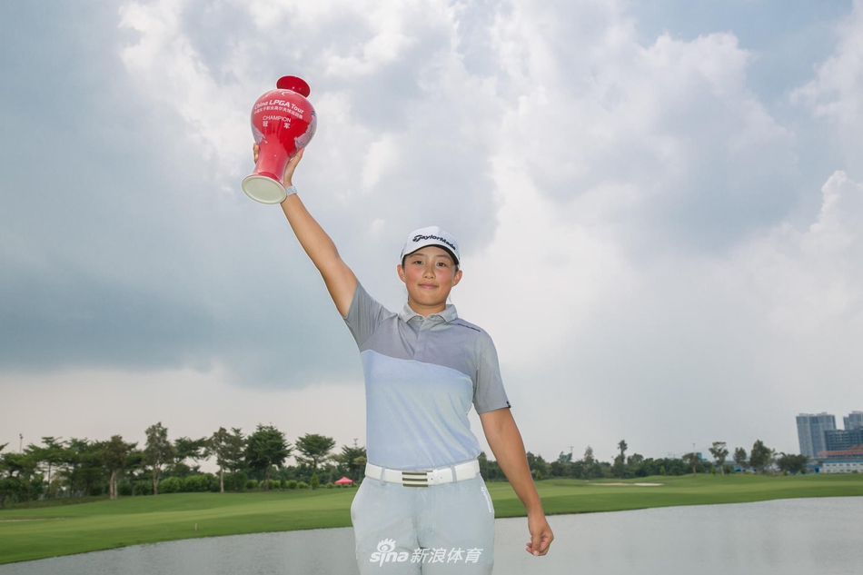 夕阳余晖下的金湾球场全景，宁静中蕴藏着无限可能与挑战