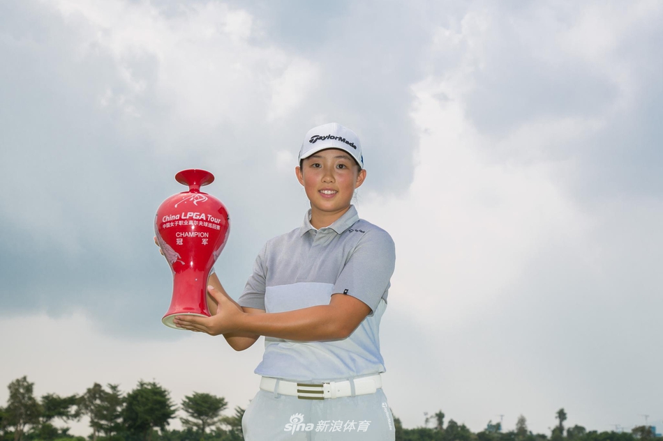 珠海金湾球场蜿蜒的球道与湛蓝湖水相映成趣，景色如画