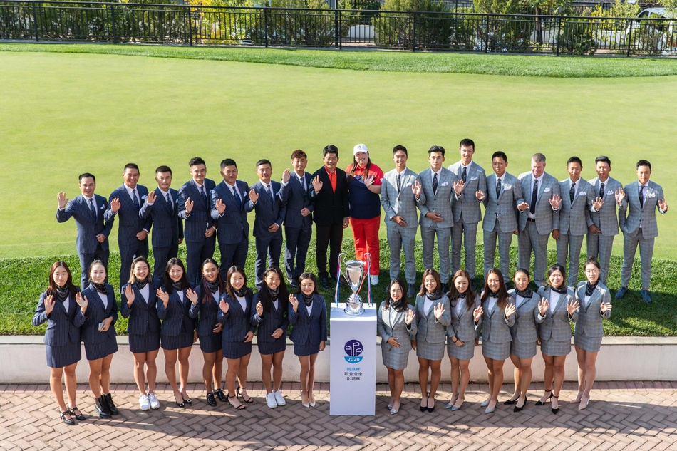 新浪杯赛前全员大合影，冯珊珊战队与梁文冲战队并肩而立，展现高球运动的团结与风采