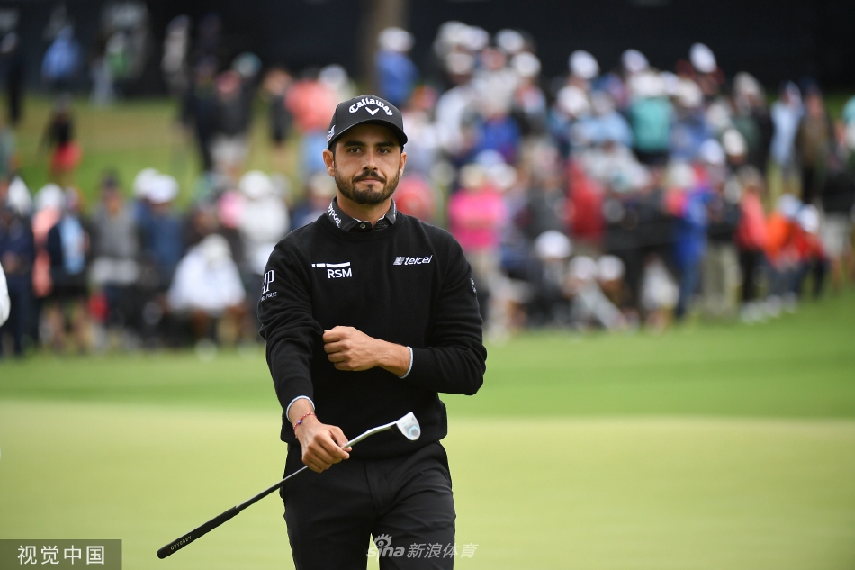 米托·佩雷拉在第十八洞果岭旁黯然神伤，手中推杆仿佛重若千斤，背景中的观众屏息注视，凝固了冠军梦碎的一刻。