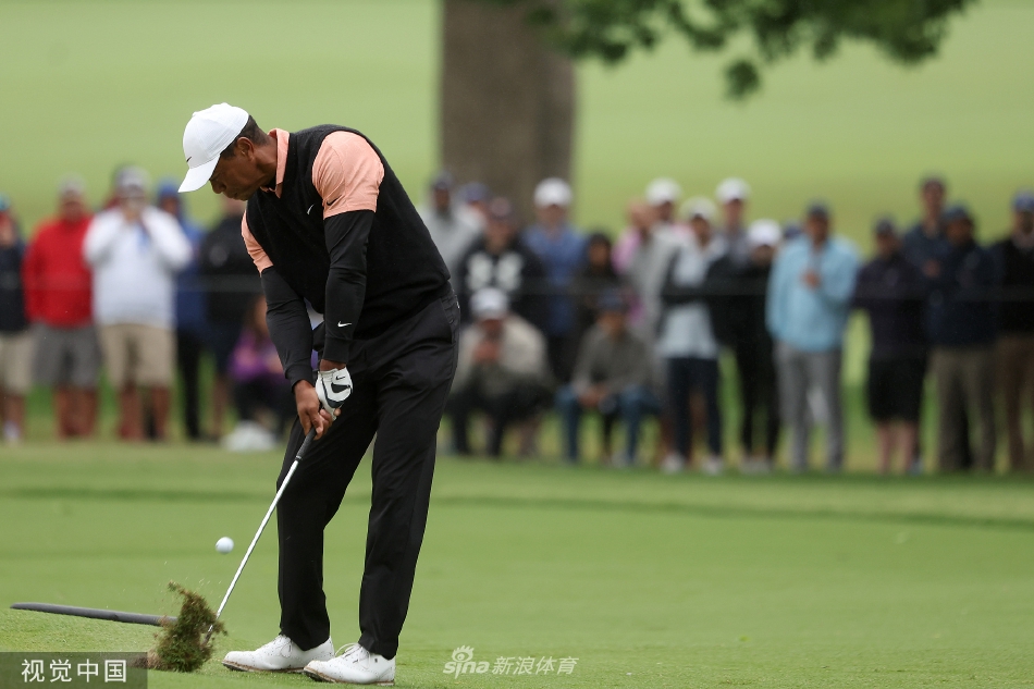 比赛结束后，伍兹独自走向场边，夕阳下的背影拉得很长，充满了故事感与不屈的尊严。