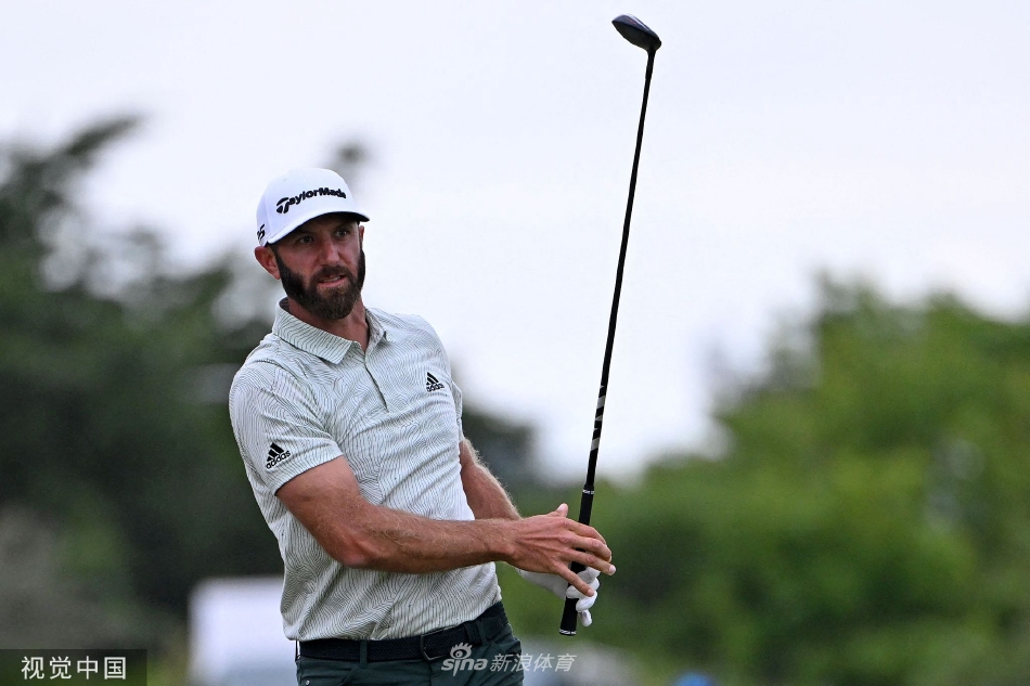 比赛结束后，麦克罗伊与霍夫兰在第十八洞果岭握手，两人的表情复杂，交织着疲惫、尊重与未竟的梦想。