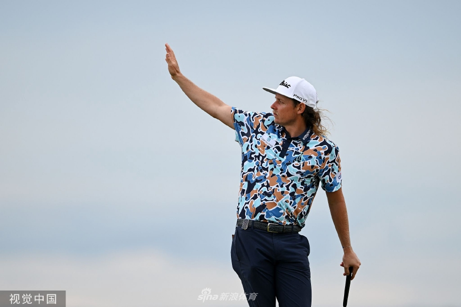 维克多·霍夫兰在球道上观察线路，金发在苏格兰的风中微扬，年轻的面庞上写满了对冠军的渴望。