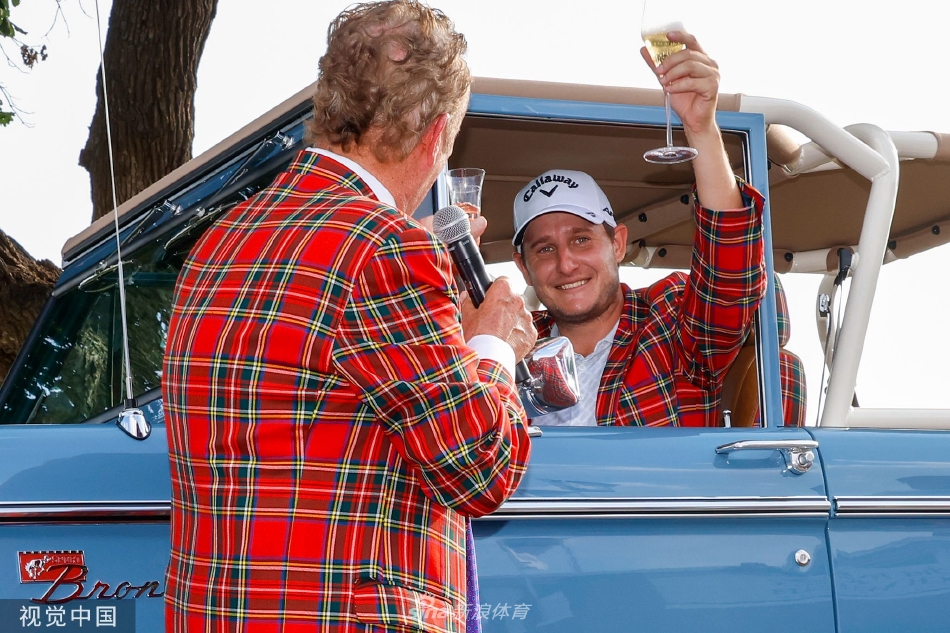 格里洛与对手在加洞赛中并肩走向果岭，夕阳下拉出长长的身影，气氛紧张而充满敬意