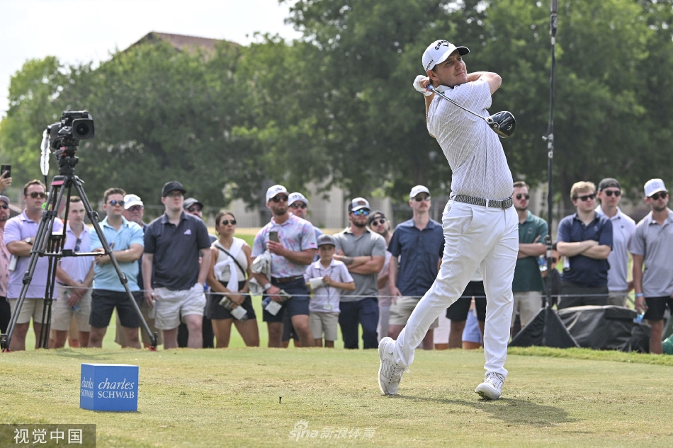 格里洛俯身小心地从洞杯中取出致胜小球，脸上洋溢着如释重负的灿烂笑容