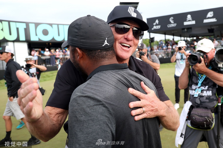 哈罗德-瓦尔纳三世在第十八洞果岭凝视推杆线路，这是他冲击冠军的关键一击