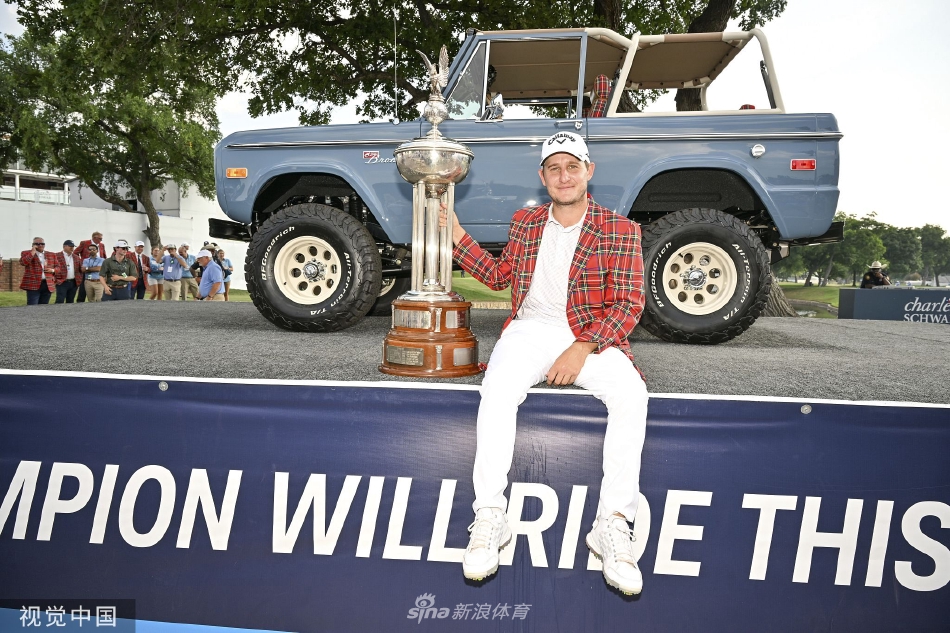 格里洛凝神静气，在果岭上审视决定冠军归属的关键推杆线路，眼神中充满坚定