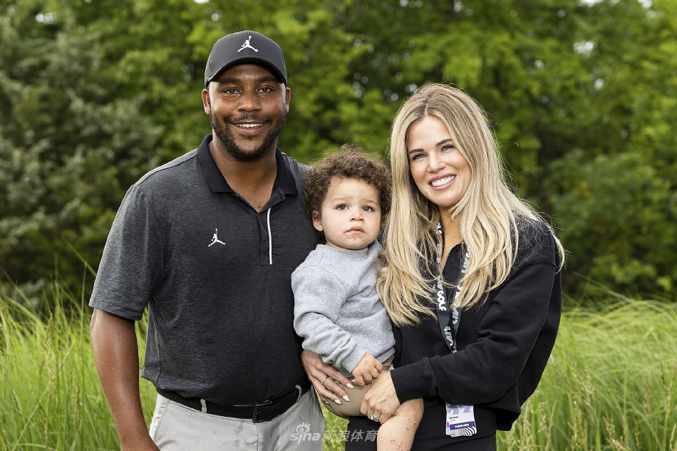 冠军瓦尔纳三世手捧奖杯开怀大笑，四百万美元支票与胜利的喜悦一同定格