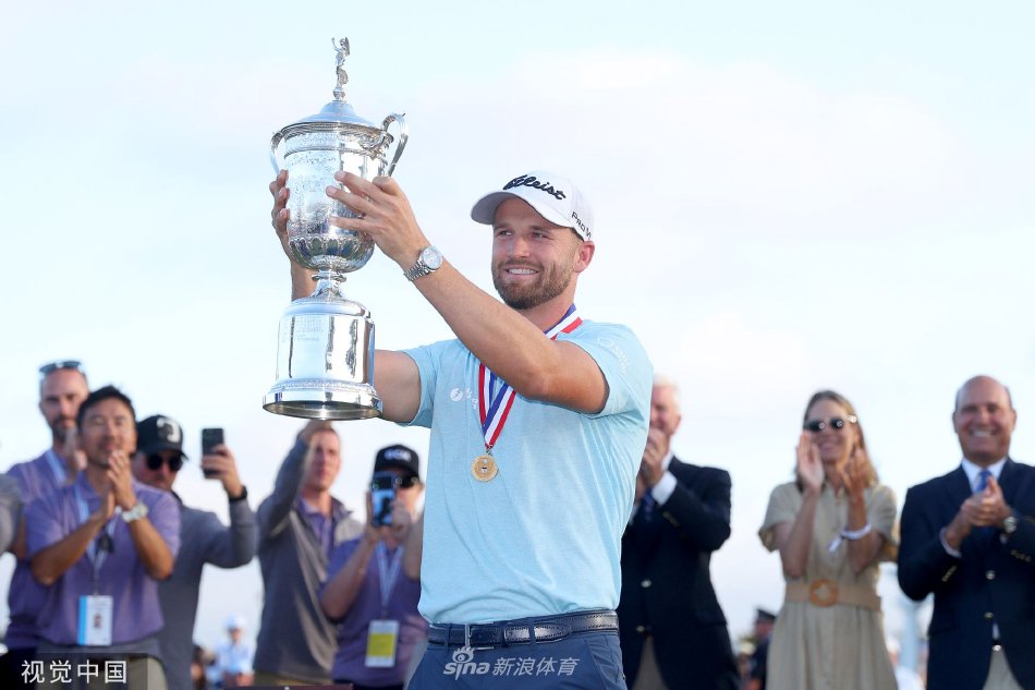 夺冠后，克拉克与球童紧紧相拥，庆祝这场来之不易的胜利，背后是洛杉矶乡村俱乐部的经典会所与绿树。