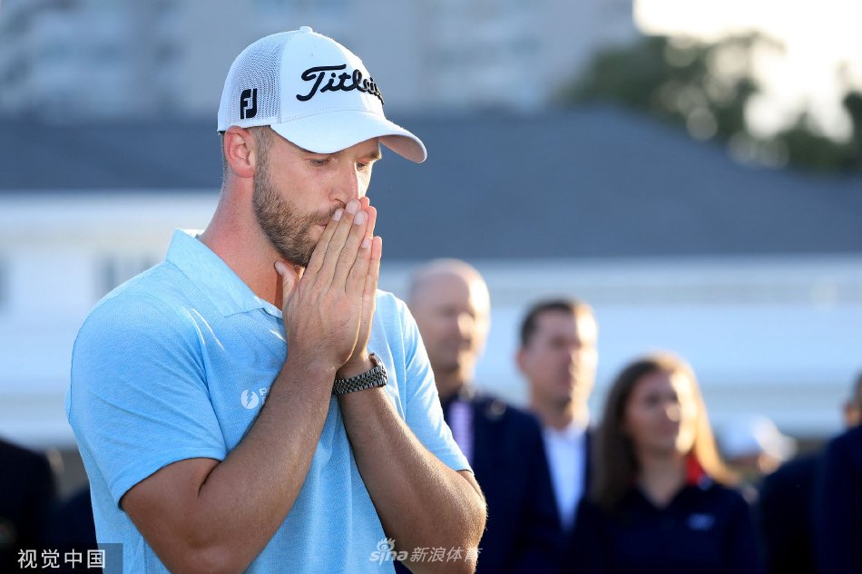 克拉克深情亲吻美国公开赛冠军奖杯，金属奖杯在加州阳光下熠熠生辉，象征着他职业生涯的最高荣耀。