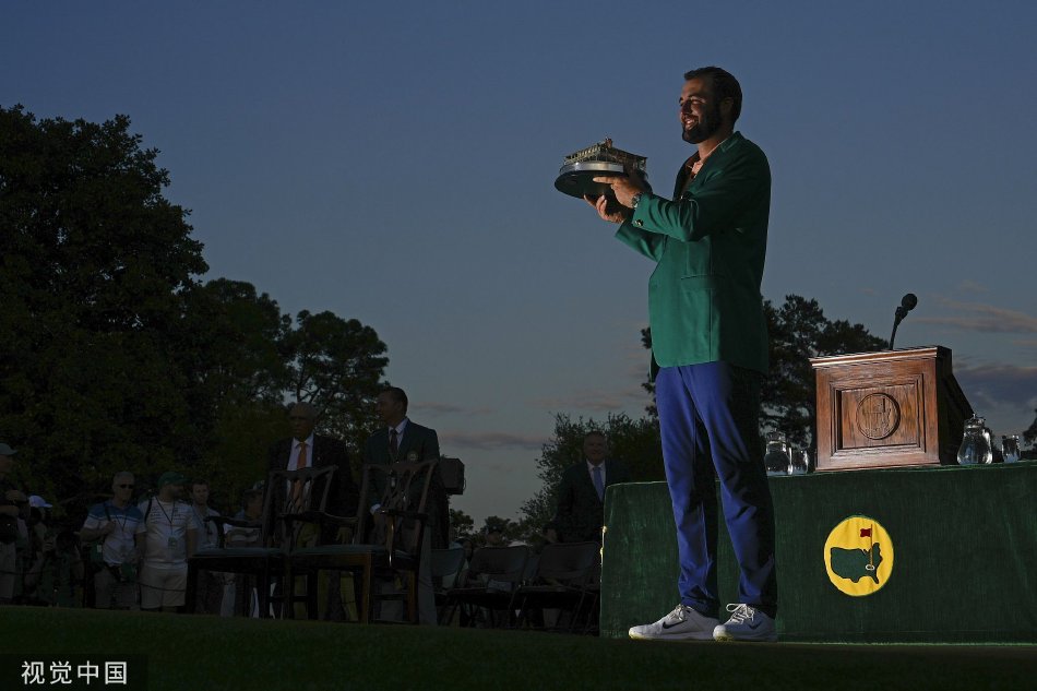 舍夫勒高举奖杯，漫天飞舞的彩屑中，奥古斯塔会所的灯光为他点亮冠军之夜