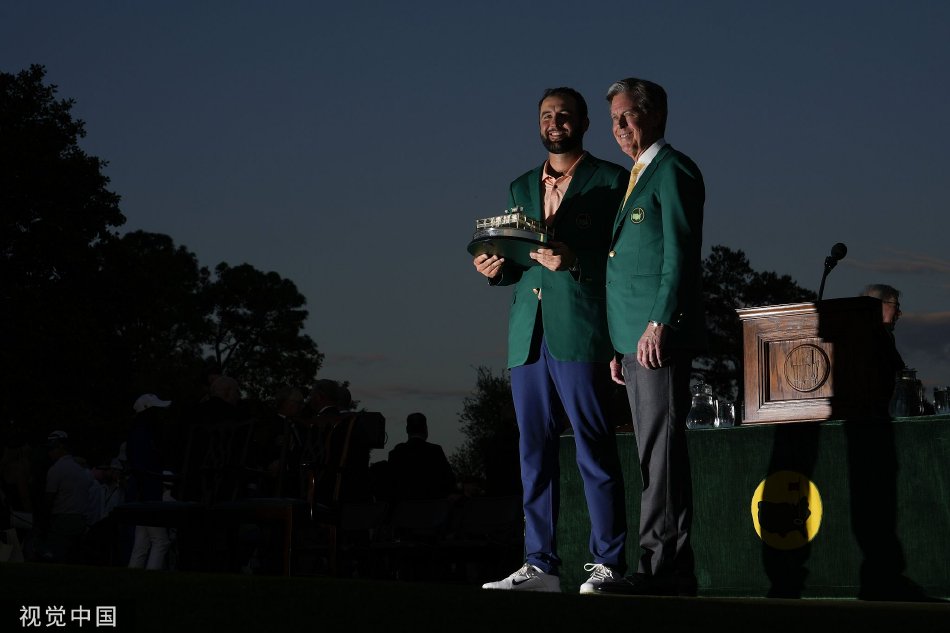 舍夫勒与亚军球员在更衣室内亲切交谈，展现冠军风范与运动家精神