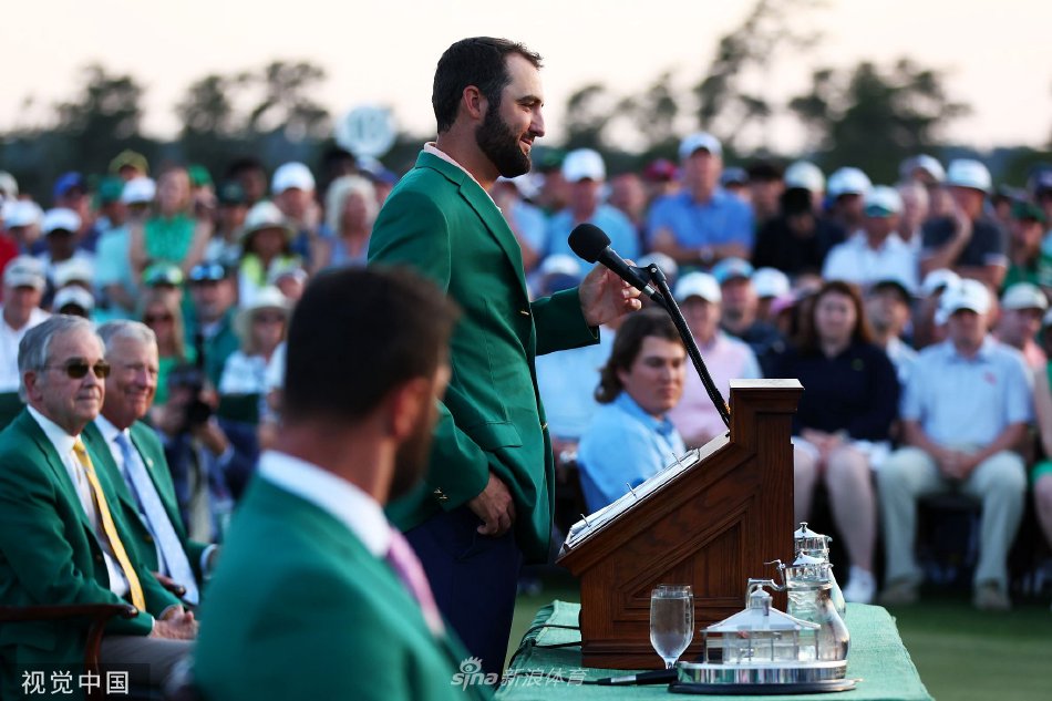 舍夫勒在决赛轮关键推杆进洞后，紧握拳头振臂高呼，眼神中燃烧着胜利的火焰
