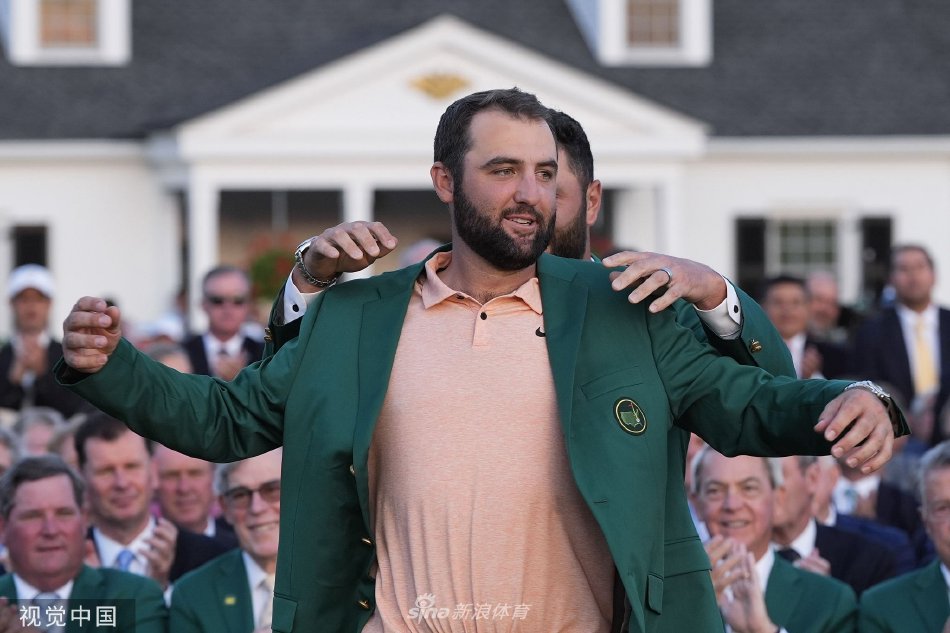 舍夫勒在练习场专注地进行赛前热身，阳光洒在他认真的侧脸上