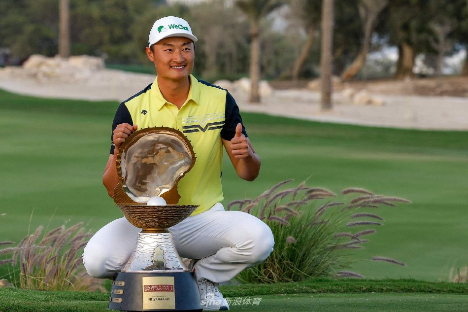 李昊桐优雅完成收杆动作，目光追随小白球飞向果岭，姿态从容而自信