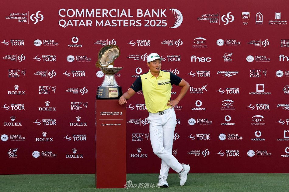 冠军推杆进洞后，李昊桐紧握拳头做出坚定有力的庆祝动作，霸气尽显