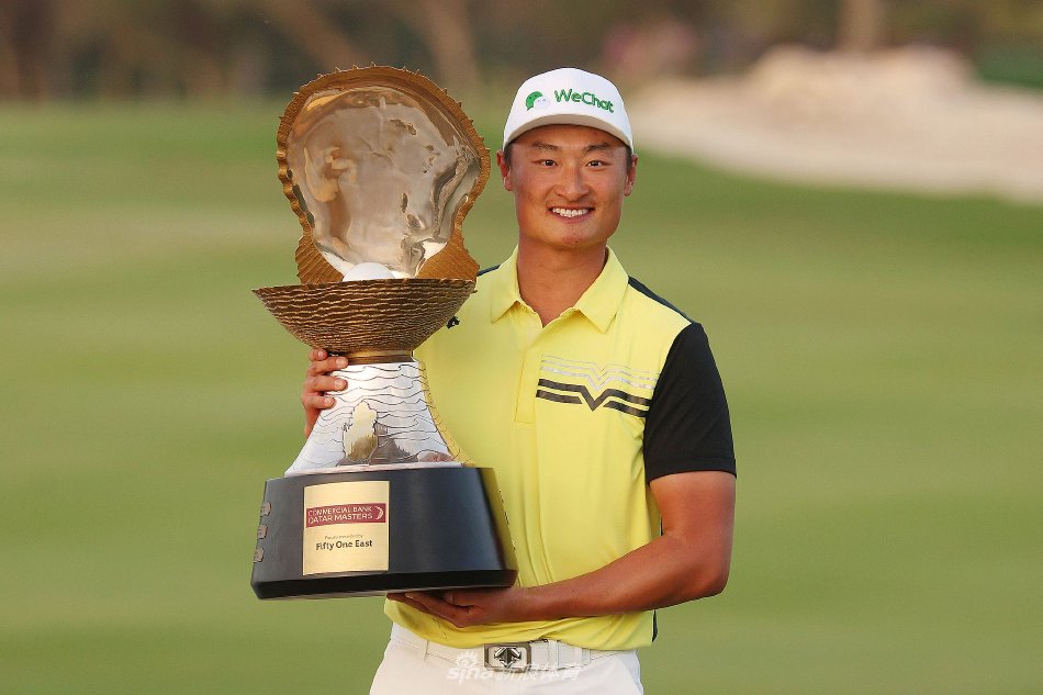 李昊桐在多哈高尔夫俱乐部第18洞果岭，目光如炬地凝视着决定冠军归属的关键推杆