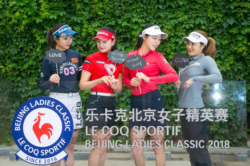 比赛圆满落幕，球员与工作人员合影，笑容灿烂如五月阳光