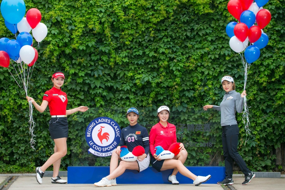 观众在风景如画的赛场边驻足观看，享受高尔夫与自然结合的美好周末