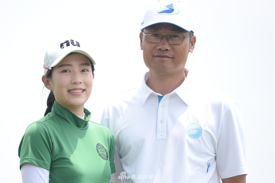 侯羽蔷在关键洞成功推杆后，展露自信而克制的微笑，手中球杆轻握，身后是观众赞赏的目光