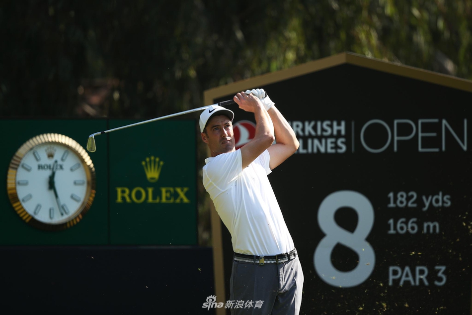 蒙哥马利球场标志性的临海球道，湛蓝海水与翠绿草坪在阳光下形成鲜明对比。