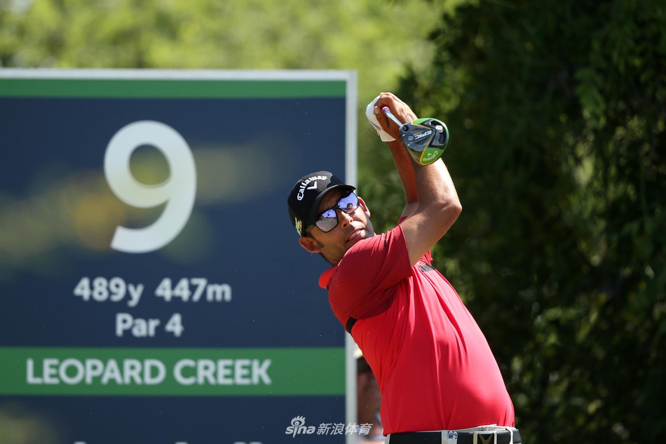 夺冠时刻,拉拉扎巴尔与球童激动相拥,四年的等待与煎熬在此刻化为喜悦的泪水。