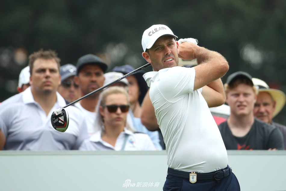 意大利球手尼诺·伯塔西奥果岭上专注推击，力求紧追领先者，他首轮射下老鹰表现亮眼