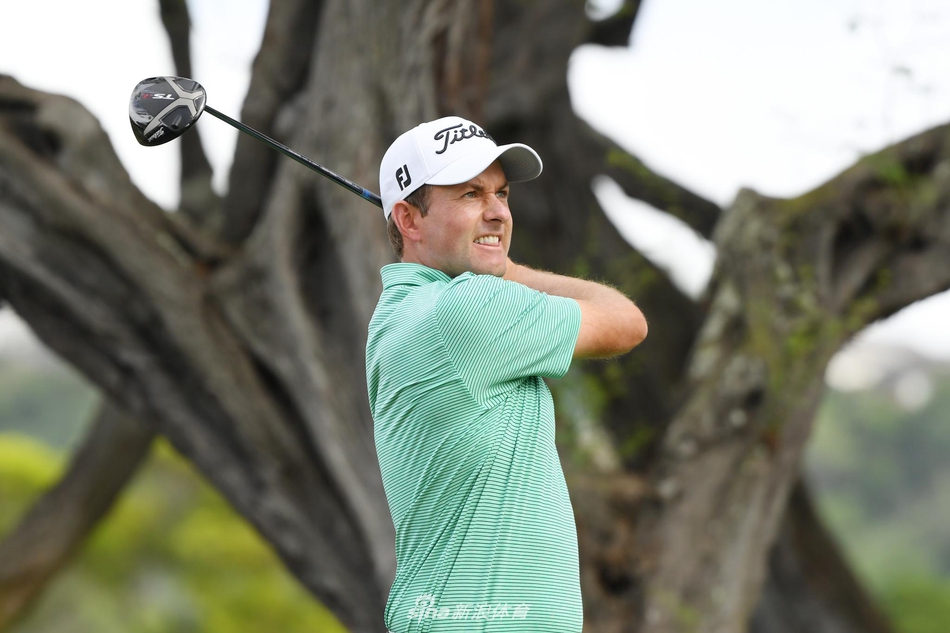 斯蒂尔在第九洞果岭上俯身查看老鹰推的线路,他的背影与辽阔的球场和阴郁的天空构成一幅充满张力的画面。