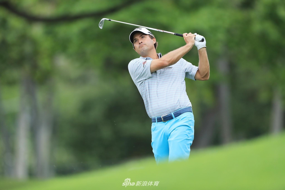 科林·森川在发球台上进行预备挥杆,他年轻而坚定的面庞与身后经典的棕榈树和球场相映衬,预示着高尔夫未来的力量。