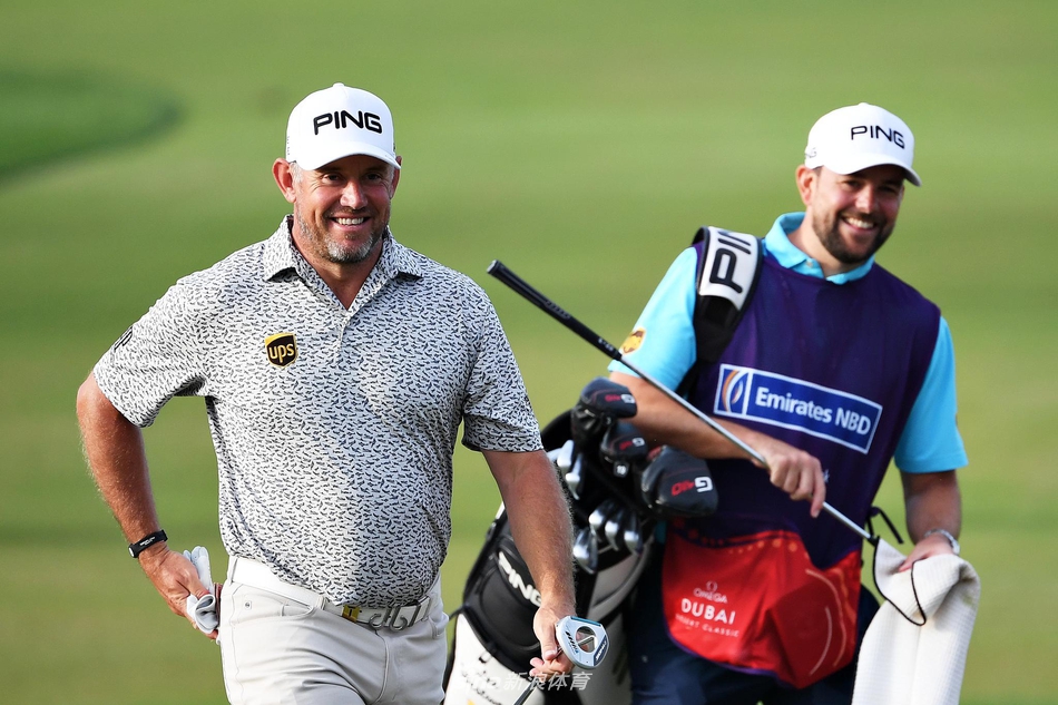 吴阿顺在果岭边细心观察推杆线路，专注的表情体现出中国高尔夫球手的严谨与执着