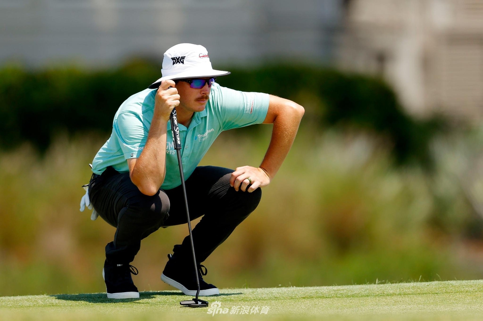 乔丹·斯皮思在沙坑中成功救球后，激动地紧握双拳向观众示意，阳光洒在他的脸上