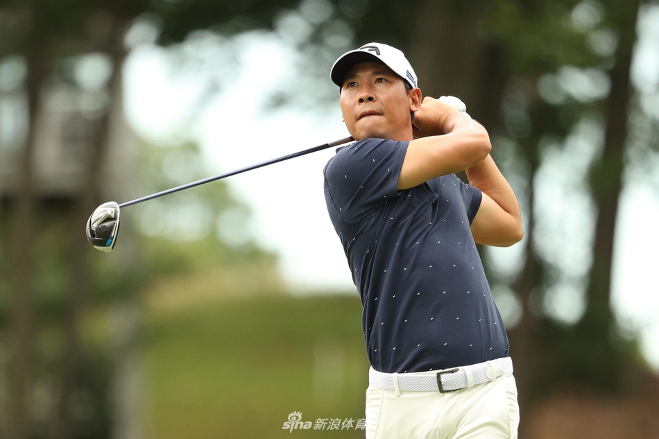 决赛轮出发前，米克尔森与同组球员友好互动，阳光下洋溢着竞技体育的和谐与魅力