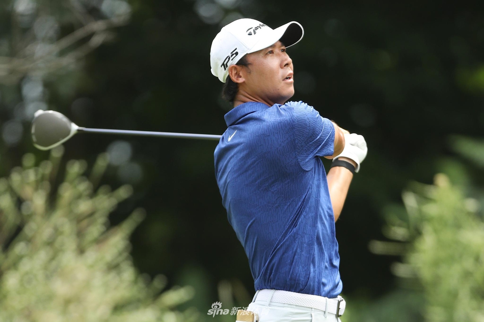 迈克尔·汤普森于第十二洞果岭俯身标记小球位置，专注神情透露出他对每一杆的精密计算