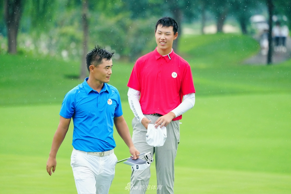 颁奖典礼上，年轻的冠军们齐聚一堂，奖杯与笑容交相辉映，共同庆祝这个荣耀的夏日。