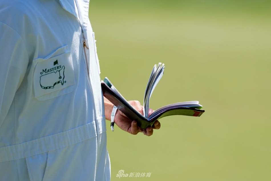 巨大记分牌矗立在葱郁树木之间，空白的名牌静候英雄们的名字被逐一点亮，见证历史的瞬间即将在此诞生。