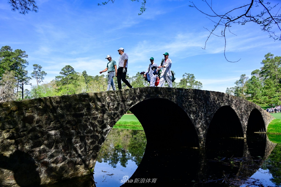 夕阳余晖洒在广阔的练习果岭上，球员们依旧在刻苦推杆，为即将到来的大师赛做最后也是最重要的准备。