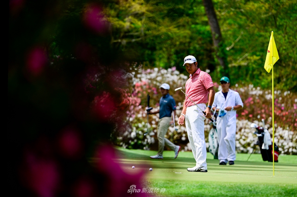 三届大师赛冠军菲尔·米克尔森露出标志性笑容，与观众亲切互动，将练习日的轻松氛围瞬间点燃。